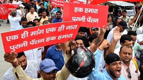 'Thousands of Government Employee protest in Delhi’s Ramlila Maidan, demanding restoration of Old Pension Scheme'